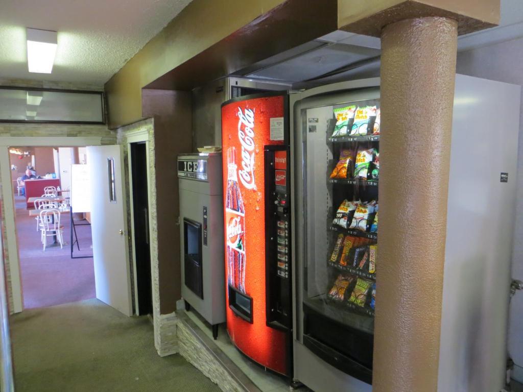 Super 8 By Wyndham Red Deer Hotel Exterior photo